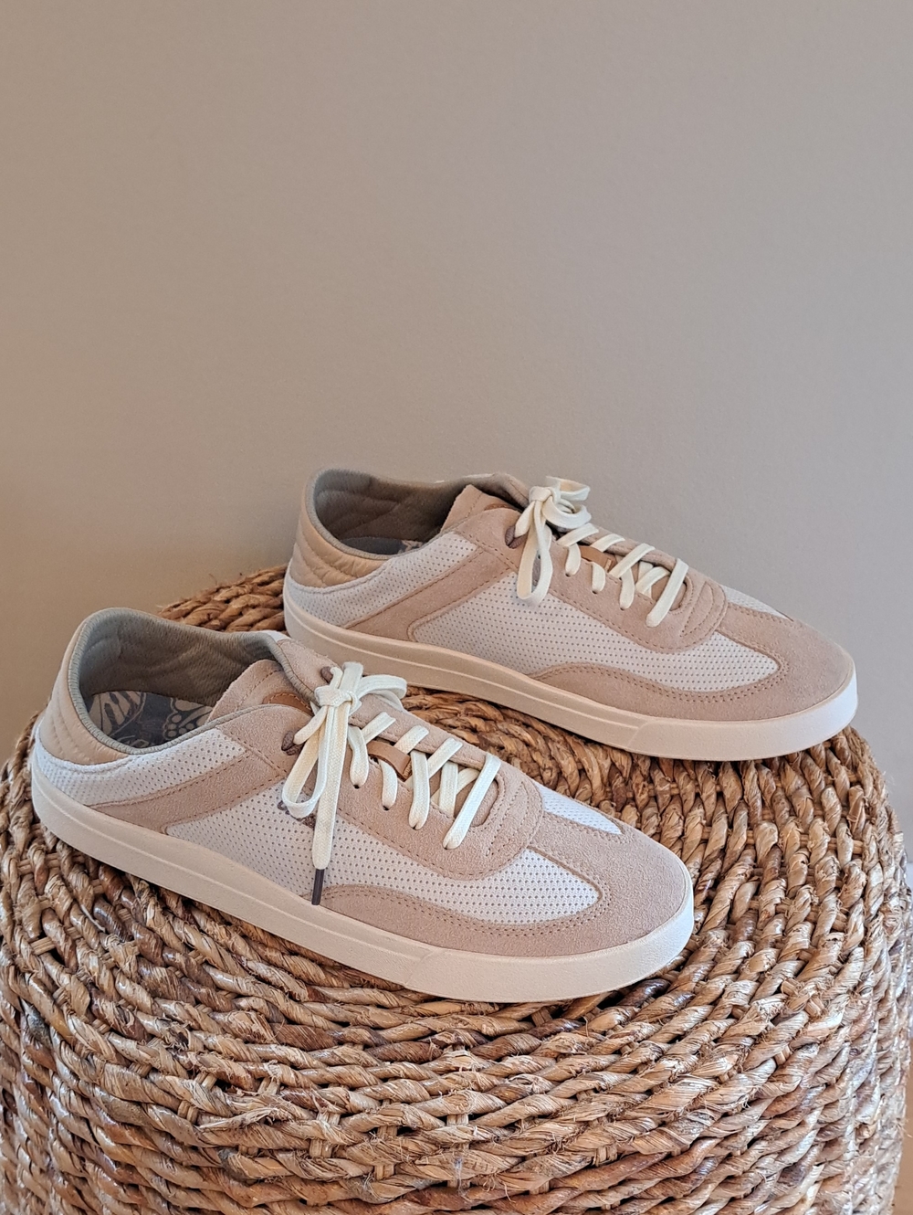 NWOT OluKai Womens Kilea Beige Suede/White Knit Athleisure/Casual Sneakers 9.5